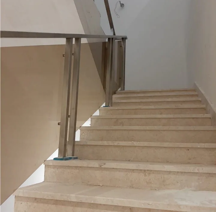 درابزين زجاج بتثبيتات استيل